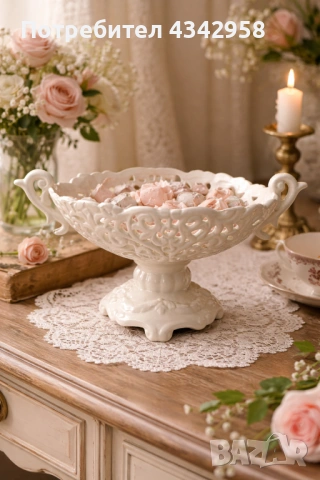 Ажурна, порцеланова винтидж бонбониера.