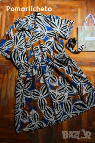 Къса рокля с яка и ръкави с флорални мотиви, джобове