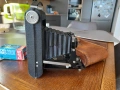 Мехов фотоапарат от края на 1930-те г. Kodak Folding Brownie Six-20 с чанта и филм, снимка 2