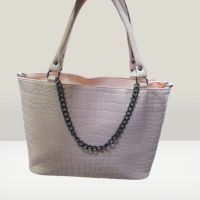 Изисканост и удобство в едно: Дамска чанта със синджир, снимка 3 - Чанти - 45342039