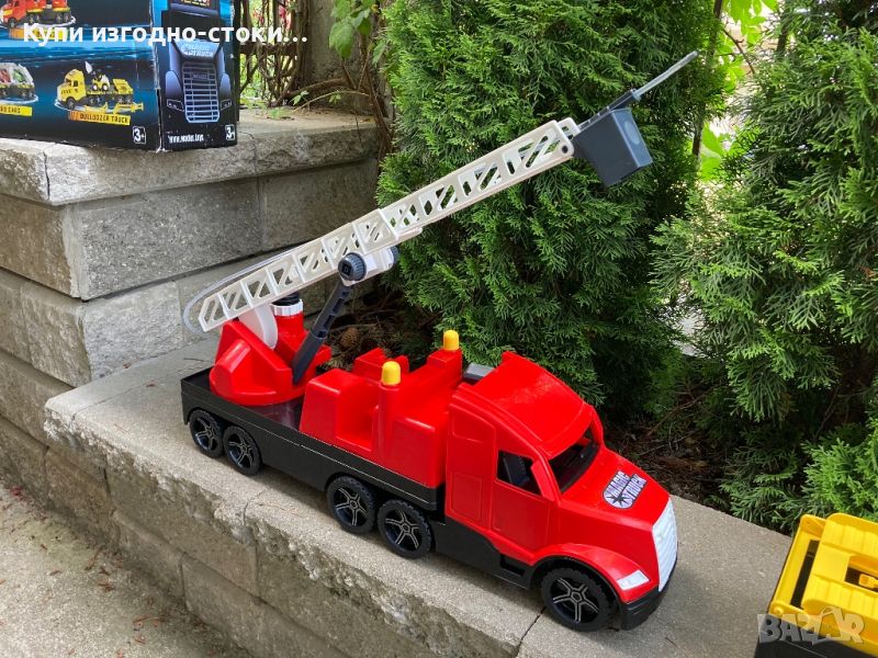 Два огромни камиона - пожарна и влекач с багер 70 см дължина, снимка 1