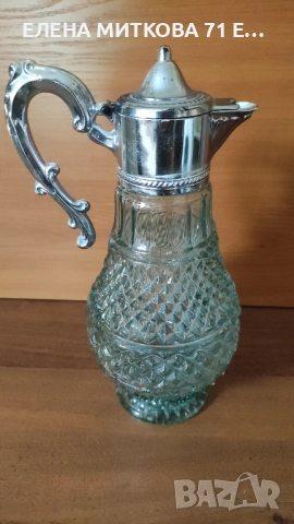 Масивна голяма гарафа за вино от дебело цветно релефно стъкло