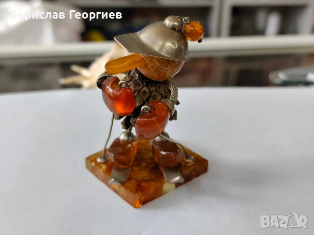 Малка статуетка от балтийски кехлибар скиор