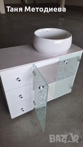 Бял шкаф от ПВЦ за баня с модерна мивка тип купа, луксозна батерия, нови панти и дръжки, снимка 3 - Мивки - 52774700