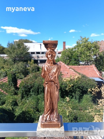 Метална, масивна статуетка на кариатида, архитектурен елемент под формата на женска фигура 