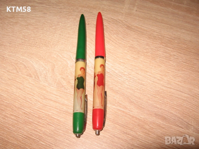 Продавам  ретро химикалки и черен ретро телефон 