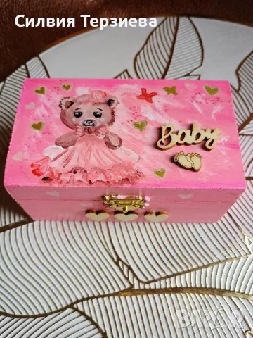 Ръчно изработена дървена кутия за бебе момиче 