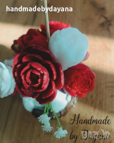 Керамична кашпа аранжирана със сапунени цветя и топерче с послание. , снимка 1 - Подаръци за жени - 45993424