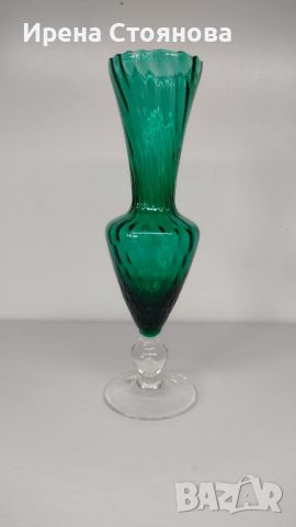 Малка кристална вазичка в изумрудено зелен цвят, извито оребрена., снимка 4 - Вази - 45740852