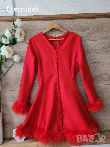 Червена рокля с естествени пера