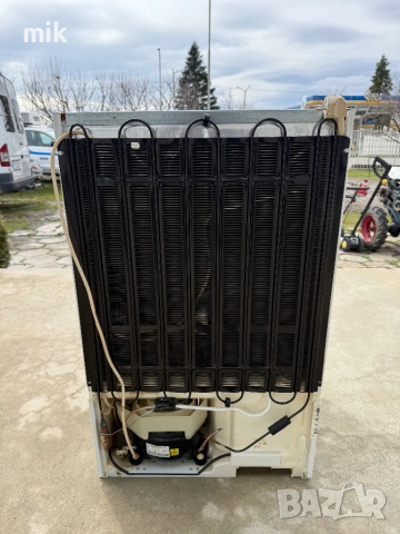 Малкък хладилник за вграждане Миеле като нов, снимка 5 - Хладилници - 53592177