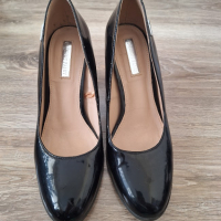 Дамски черни обувки на ток 39 номер, снимка 2 - Дамски обувки на ток - 45018510
