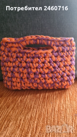 Ръчно плетена двуцветна мини чанта