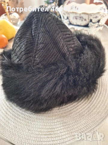 Зимна Велурена Топла шапка за зимата .