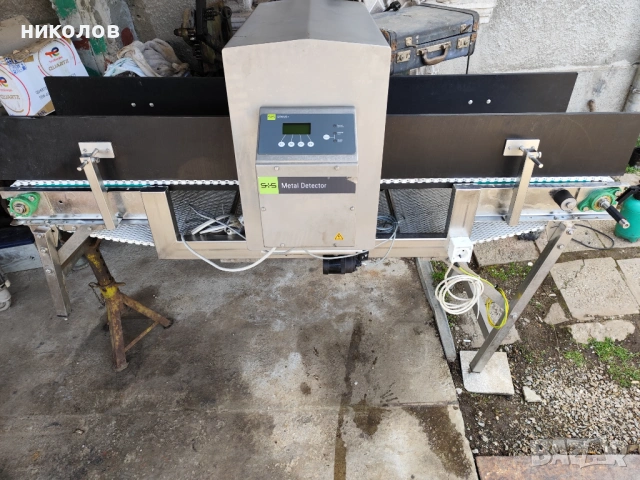 Транспортна лента с металдетектор