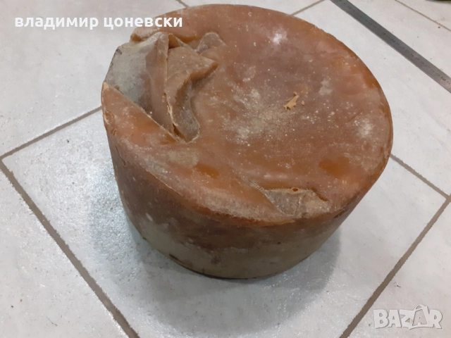 Много голям калъп восък,парафин.Размерите на калъпа са 23/11 см и тежи близо четири килжграма