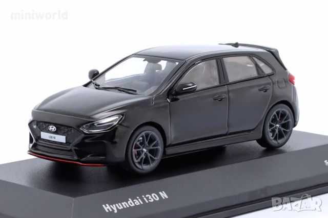 HYUNDAI i30 N 2022 - мащаб 1:43 на SOLIDO моделът е нов в PVC дисплей-кейс