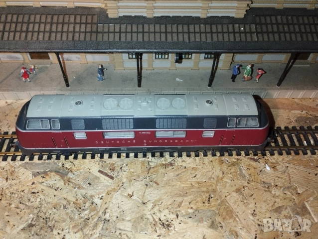 Дизелов локомотив Roco V200 HO 1/87, снимка 5 - Колекции - 53437137