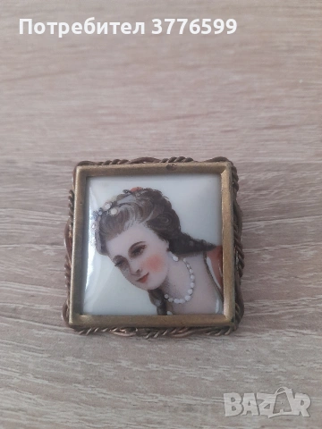 Стара порцеланова брошка