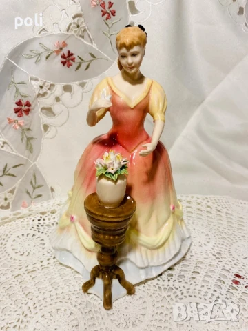 порцеланова статуетка , снимка 1