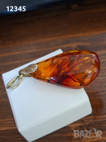 Стар сребърен медальон/висулка с кехлибар 