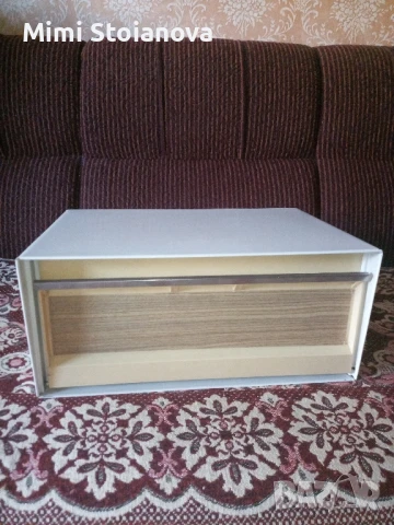 Метална кутия за хляб.