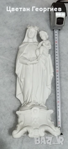 католическа статуетка на мадоната с младенеца