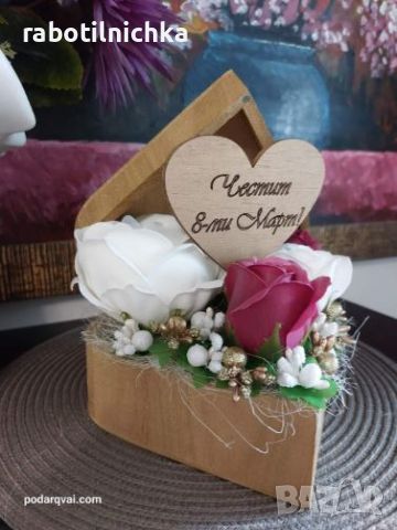 Дървена кутия сърце със сапунен божур и рози за 8-ми Март, снимка 2 - Сувенири от дърво - 45616579