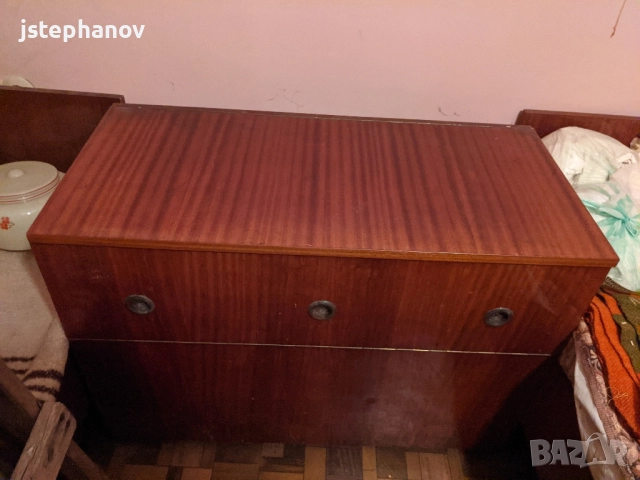 ПОДАРЯВАТ СЕ! Подарявам стари мебели - легла, шкафове, бюро, ракла, снимка 2 - Гардероби - 52641959