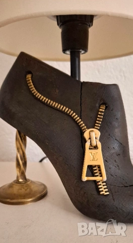 Настолна лампа „Zip Heels“ – когато модата среща светлината, снимка 2 - Настолни лампи - 53739482