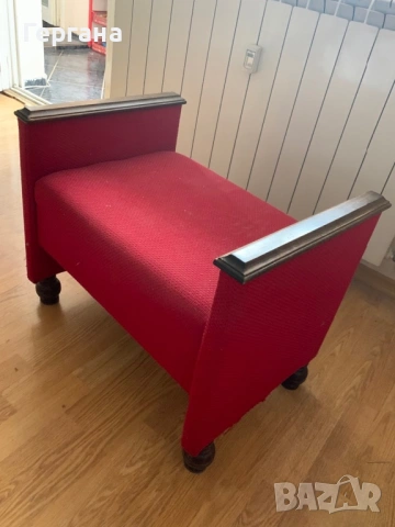 Червена табуретка