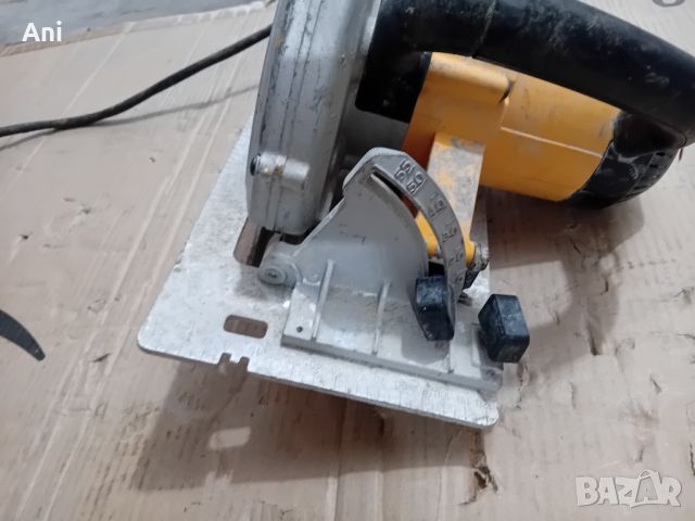 Ръчен циркуляр - Dewalt 115 V / 1350 W, снимка 3 - Циркуляри - 46138764