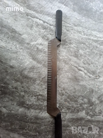 Продавам немски нож за рязане на твърди сирена и кашкавал.