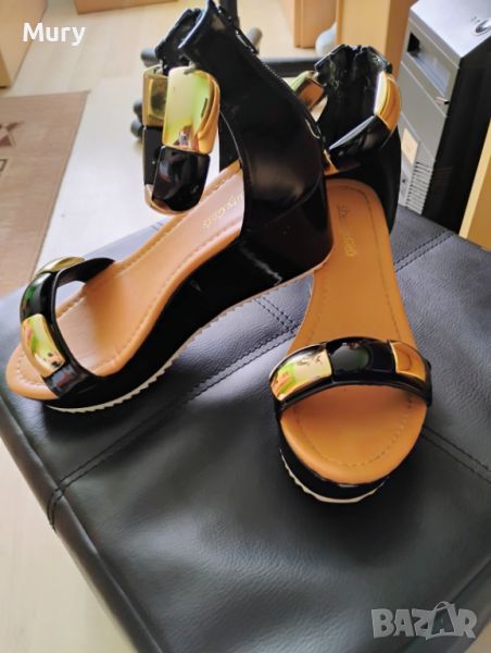 Дамски сандали в черно и златисто, снимка 1