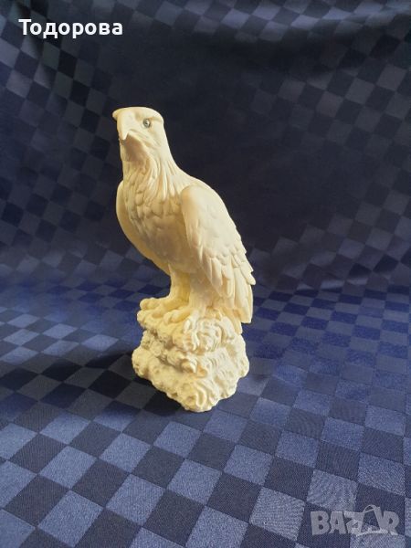 Масивна пластика на бял орел, снимка 1
