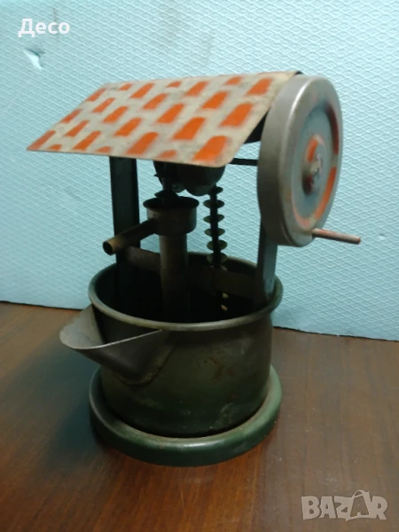 Стара тенекиена играчка Бунар-Геран made in Bulgaria. , снимка 1