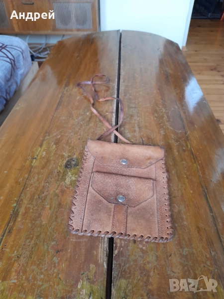 Стара кожена чантичка за врат, снимка 1