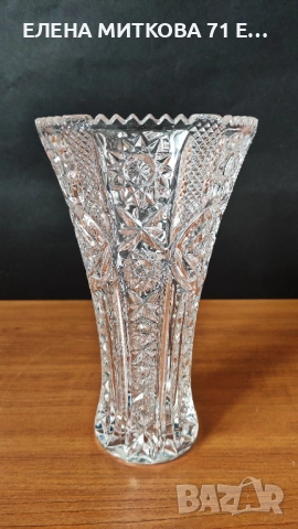 Кристална ваза с богат релеф, снимка 2 - Вази - 53774103