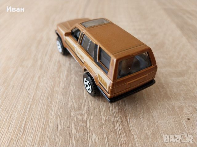 toyota 4 runner matchbox 1:64, снимка 3 - Коли, камиони, мотори, писти - 46017923