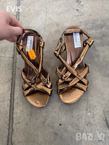 Златисти сандали