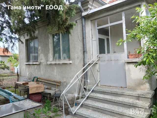 Едноетажна къща в с. Лъка, близо до центъра на селото