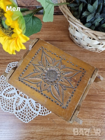 Дървена кутия с дърворезба , снимка 3 - Антикварни и старинни предмети - 53464098
