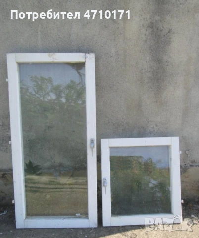 Дървена дограма от от пет прозореца и една врата със стъклата.