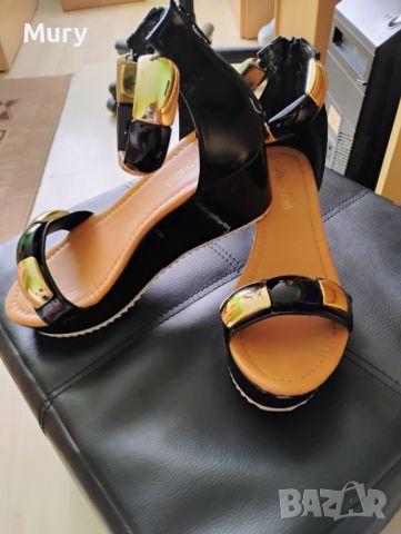 Дамски сандали в черно и златисто, снимка 1 - Сандали - 45699400