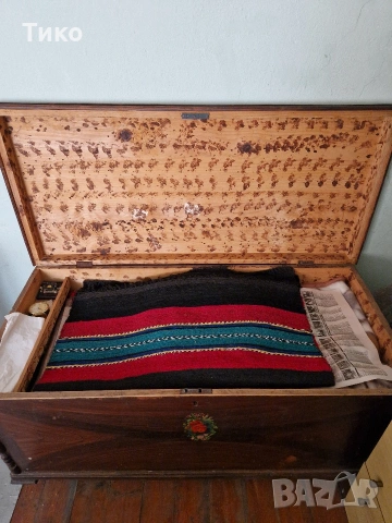 Старинен дървен скрин и черги , снимка 3 - Антикварни и старинни предмети - 53023832