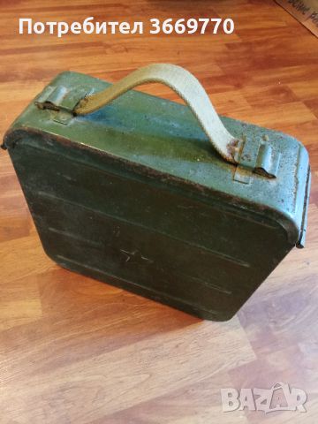 Стара военна метална кутия от патрони за картечница