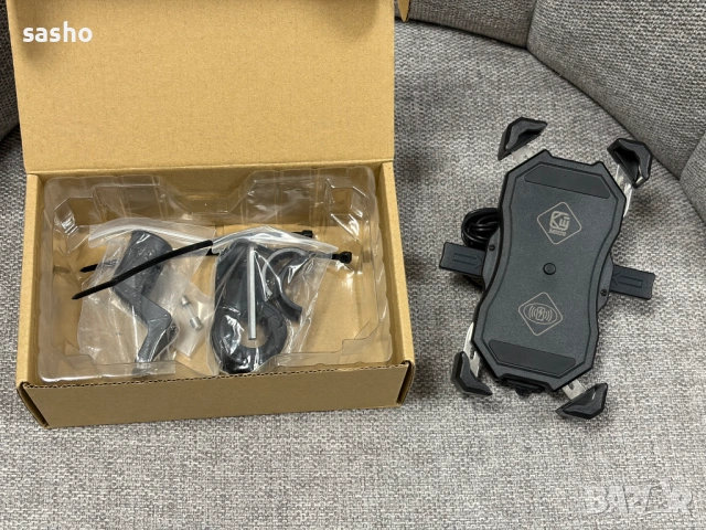 Стойка за телефон с безжично зарядно за мотор