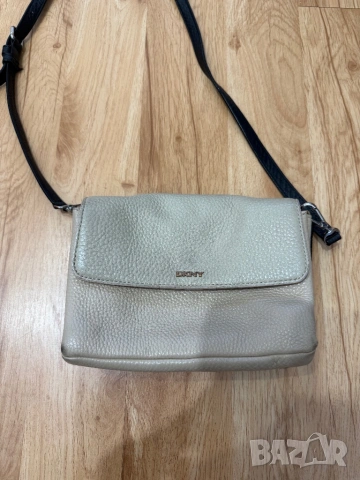 DKNY оригинална дамска чанта от естествена кожа, снимка 2 - Чанти - 54106763