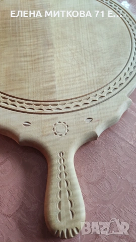 Голяма кръгла дървена дъска за мезета с дръжка и украса от дърворезба, снимка 2 - Аксесоари за кухня - 53250576