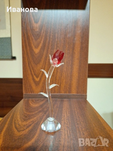 Продавам кристална статуетка роза